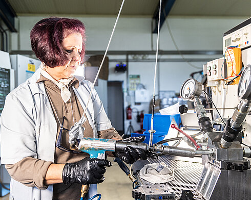 Mitarbeiterin bei der Arbeit 